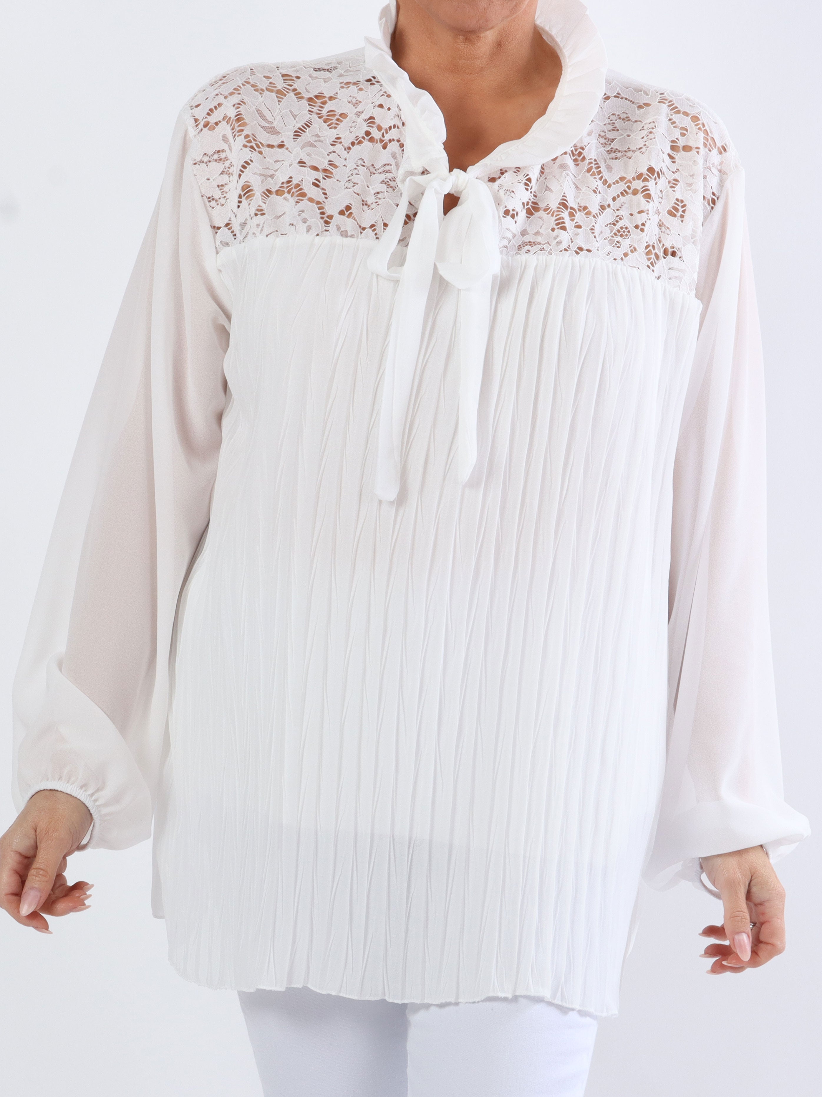 Iris - Söt plus size topp med spets och veck